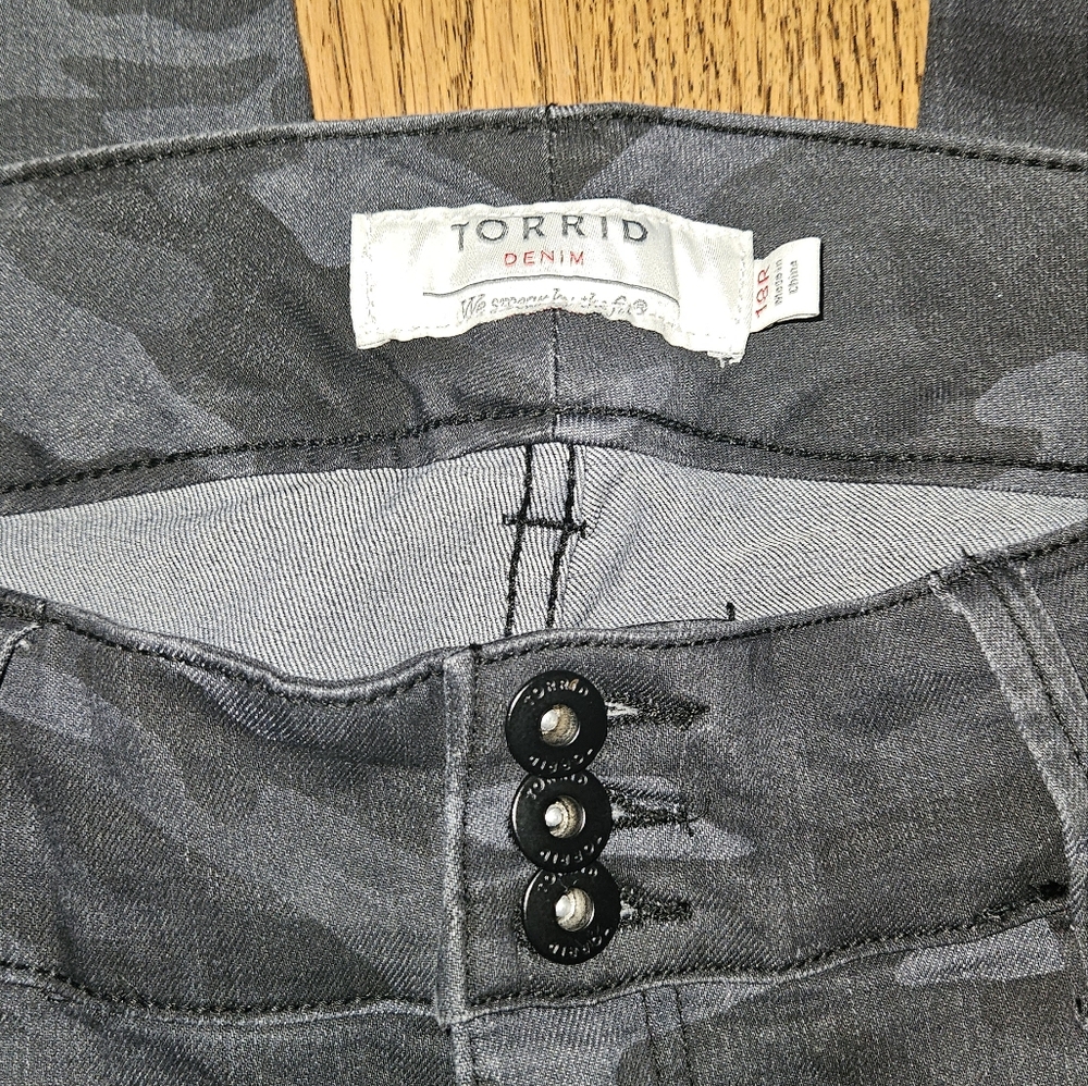Torrid Women's Black Camouflage Jeggings Size 18. - Picture 4 of 11